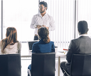 Funcionários em sala de reunião discutindo relações de trabalho