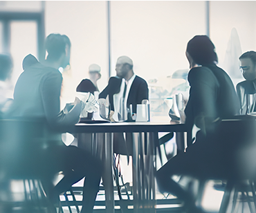 Executivos em sala de reunião conversando sobre questões trabalhistas